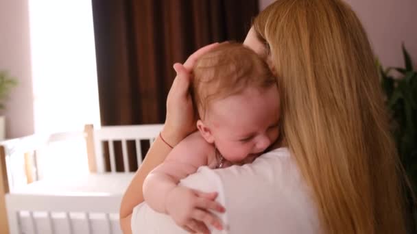 Matka Uspokaja Płaczące Dziecko Ramionach Wysokiej Jakości Materiał — Wideo stockowe