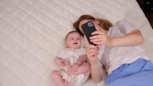 Autentický Close Neo Matka Její Novorozeně Dítě Dělat Selfie Nebo — Stock video