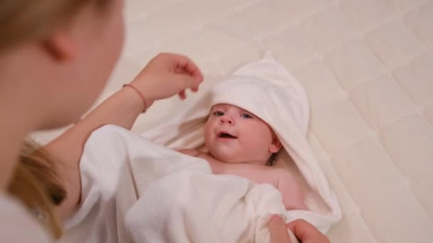 귀여운 아기를 정확하게 가까이 장면은 목욕을 미소를 어머니와 재미있게 것이다 — 비디오