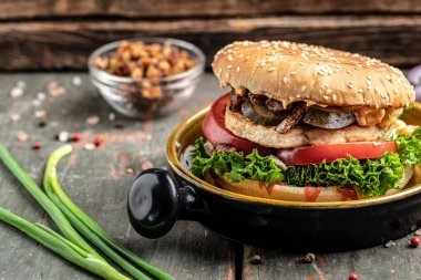 Köy ahşap arka planda pirzola ve pirzola. Fast food ve abur cubur kavramı,