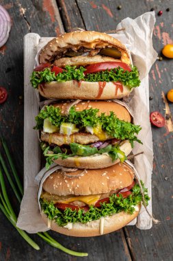 Ev yapımı hamburger, sığır eti, marul ve peynir, Amerikan yemeği. Fast food, dikey görüntü. en üstteki görünüm.