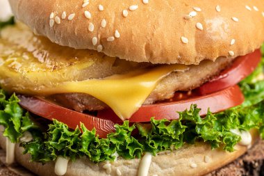 Ev yapımı lezzetli burgerin yakın çekimi. Sokak yemeği. Fast food ve sağlıksız yeme konsepti.