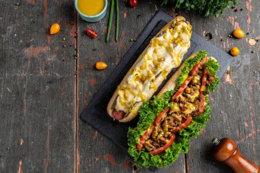 Sosisliler çeşitli malzemelerle dolu. Fast food sosisli sandviç, Amerikan sağlıksız kalori yemeği. afiş, menü, metin için tarif yeri, üst görünüm.