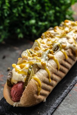 Peynirli ve mısırlı sosisli ızgara sosisli, yağlı ve sağlıksız yiyecekler..