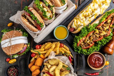 Amerikan fast food 'u. Hamburger, patates kızartması, sosisli sandviç. Fast food ve sağlıksız yeme konsepti. en üstteki görünüm.