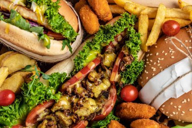 Ev yapımı lezzetli burger ve kızarmış tavuklu patates kızartması ile sosisli sandviç. Radyasyon Amerikan yemekleri. fast food.