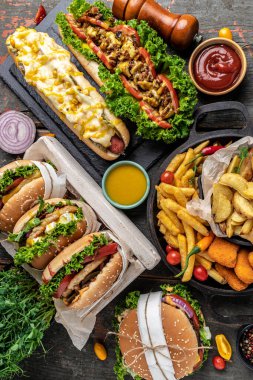 Ev yapımı lezzetli burger ve kızarmış tavuklu patates kızartması ile sosisli sandviç. Radyasyon Amerikan yemekleri. fast food.