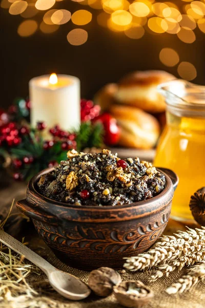 Cuenco con comida dulce de Navidad kutia. Gachas de trigo hervidas. plato tradicional eslavo ritual de vacaciones —  Fotos de Stock