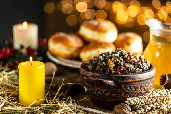 Repas traditionnel dans le bol de Noël veille avec kutia sur fond lumineux. Plat rituel slave de vacances. place pour le texte — Photo