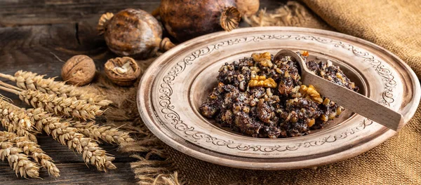 Kutia ceremoniell kornrätt med honung, russin och vallmofrön. traditionell måltid på kvällen jul — Stockfoto