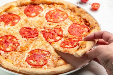 Bir dilim pizza margherita aldım. Pizza margaritası ve yakın çekim. Yemek tarifi geçmişi.