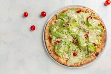 Tavuk, parmesan, yumurta, vişneli domates ve taze marullu lezzetli pizza Sezar 'ı. afiş, menü, metin için tarif yeri, üst görünüm.