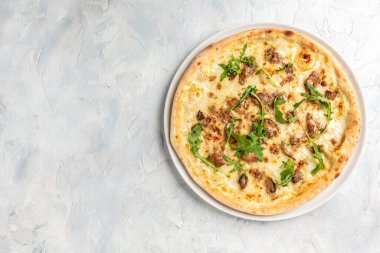 Mantarlı, roka ve peynirli ev yapımı pizza. afiş, menü, metin üstü görünümü için tarif yeri.