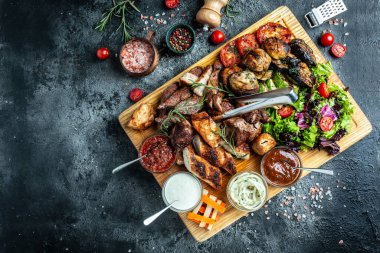 Tahtada ızgara et ve sebze. pankart, menü, tarif barbekü menüsü, metin yeri, üst görünüm,