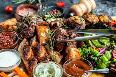 Tepside ızgara et ve sebze. Izgara ızgara menüsü. Restoran menüsü, diyet, yemek kitabı tarifi..