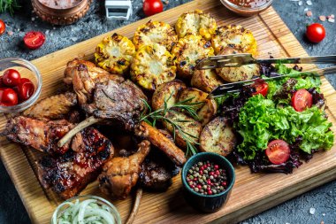 Karışık et tabağı. Barbekü menüsü. Izgara et ve sebze. Yemek tarifi geçmişi. Kapat..