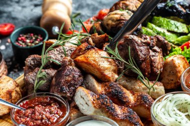 Karışık et tabağı. Barbekü menüsü. Izgara et ve sebze. Yemek tarifi geçmişi. Kapat..