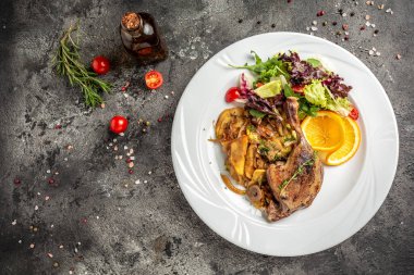 Ördek bacağı, fırında patates, mantar ve soğan ile hazırlanmış et porsiyonunu birleştirir. afiş, menü, metin için tarif yeri, üst görünüm.