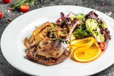 Noel ördeği fırında patates, mantar ve soğanla servis edilir. Yemek tarifi geçmişi. Kapat..