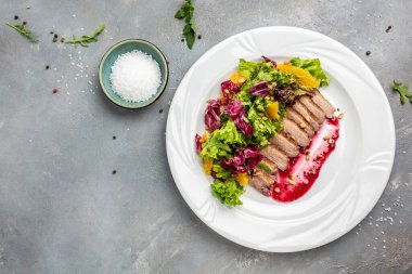 Ördek göğsü, böğürtlen soslu fırında ördek filetosu ve salata, pankart, menü, yazı için tarif yeri, üst görünüm,