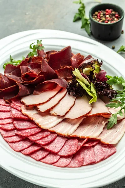 Salamlı, prosciutto, jambonlu, seçmeli et tabağı. dikey görüntü. en üstteki görünüm.