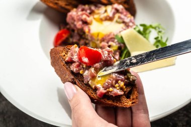 Sebzeli taze etli tartar yemeği. Fransız mutfağı, lezzetli dengeli gıda konsepti..