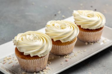 Lezzetli kapkekler, yakın plan, derin alan derinliği. Tatil pastası kutlaması, lezzetli tatlı.