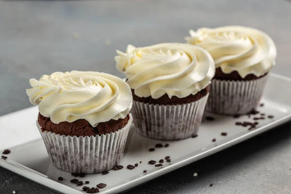 Cupcakes Chocolate Con Glaseado Queso Crema Estante Delicioso Postre — Foto de Stock