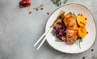 Ev yapımı kızarmış ördek budu, kırmızı lahana. afiş, menü, metin için tarif yeri, üst görünüm.