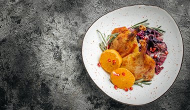 Kızarmış kaz bacağı, portakal ve kırmızı lahana. Noel zamanı yemek pişirmek. afiş, menü, metin için tarif yeri, üst görünüm.