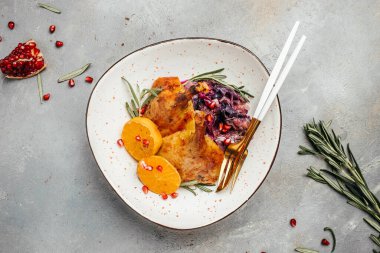 Bir porsiyon kızarmış ördek bacağı, kırmızı lahana. Şenlikli Noel tarifi. metin için yer, üst görünüm.
