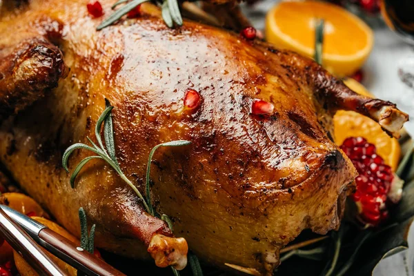 Leckere Gebratene Ente Mit Orangen Zum Thanksgiving Oder Weihnachtsessen — Stockfoto