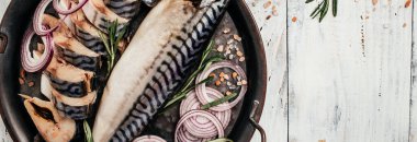 Tuz, soğan ve baharatla birlikte metal tepside marine edilmiş uskumru ya da ringa balığı. Deniz ürünleri konsepti. Uzun afiş biçimi. en üstteki görünüm,