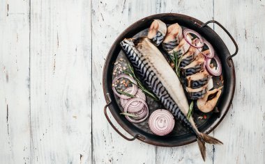 Ahşap zemin üzerinde uskumru balığı. Taze deniz ürünleri. Sağlıklı yemek, diyet ya da yemek konsepti. afiş, menü, metin için tarif yeri, üst görünüm.