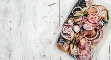 Dilimlenmiş uskumru ya da soğan ve baharatlı ringa balığı. Sağlıklı yemek, diyet ya da yemek konsepti. Uzun afiş biçimi. en üstteki görünüm,