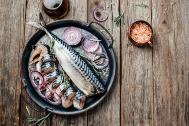 Ahşap zeminde balık uskumrusu. Restoran menüsü, diyet, yemek kitabı tarifi. metin için yer, üst görünüm.