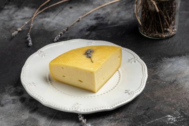 Koyu arkaplanda lavanta filizi olan lavanta peyniri. Ekoloji ve eko-ürünler. afiş, menü, metin için tarif yeri, üst görünüm.