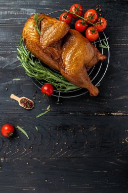 Altın Tütsülenmiş Tavuk. Kırsal tarzda. Türk mutfağı. dikey görüntü. Üst Manzara. metin için yer,
