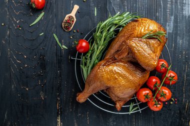 Barbekü tütsülenmiş tavuk yenmeye hazır. afiş, menü, metin için tarif yeri, üst görünüm.