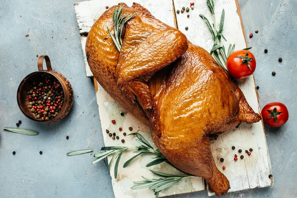 Geräuchertes Hühnchen Mit Rosmarin Auf Einem Schneidebrett — Stockfoto