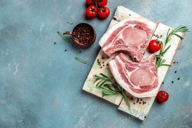 Dilimlenmiş çiğ domuz eti. Çiğ domuz pirzolası. afiş, menü, metin için tarif yeri, üst görünüm.