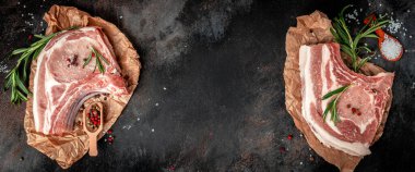 Çiğ domuz pirzolası. Dilimlenmiş çiğ domuz eti. Uzun afiş biçimi. en üstteki görünüm.