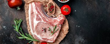 Çiğ domuz pirzolası. Dilimlenmiş çiğ domuz eti. Uzun afiş biçimi. en üstteki görünüm.