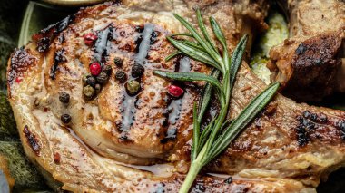 Biberiye aromalı ızgara domuz bifteği. Kapatın. en üstteki görünüm.