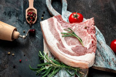 Esmer arka planda çiğ domuz pirzolası. Organik yiyecekler. afiş, menü, metin için tarif yeri.