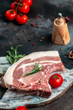 Domuz eti, sığır eti, pirzola. Baharatlı ve biberiyeli taze çiğ et. dikey görüntü. Üst Manzara. metin için yer.