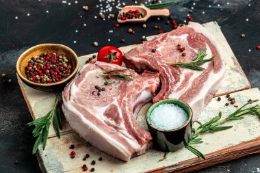 Biberiyeli dilimlenmiş domuz eti. Organik domuz pirzolası seti. Restoran menüsü, diyet, yemek kitabı tarifi..