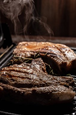 Lezzetli tost ve güzel kokulu dumanla ızgara domuz eti. Yemek. dikey görüntü. Üst Manzara. metin için yer.