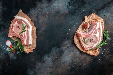 Barbekü domuz eti porsiyonu sehpada. Etli domuz pirzolası, bitki ve bitki karışımı. afiş, menü, metin için tarif yeri, üst görünüm.