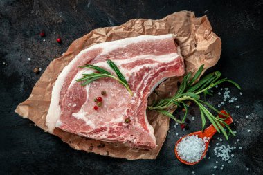 Büyük parça çiğ domuz eti pirzolası. Yemek tarifi geçmişi. Kapat..